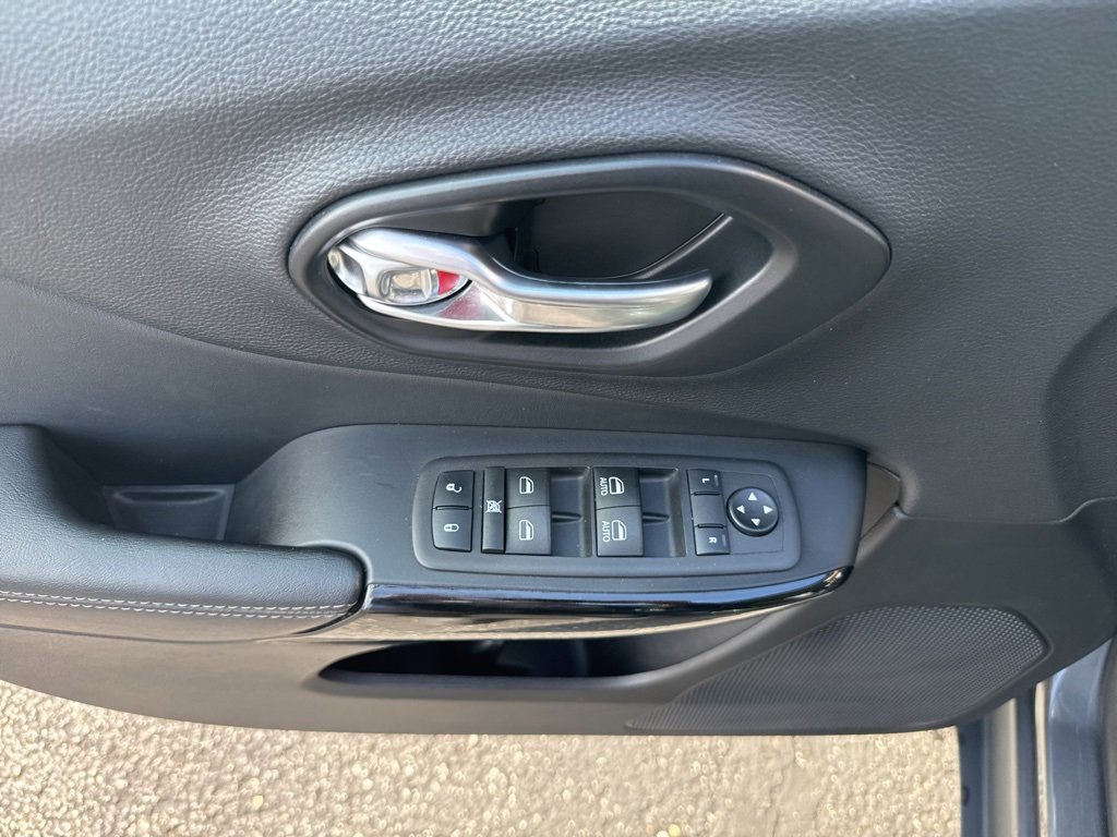 Used 2023 Jeep Cherokee Altitude Lux image 24