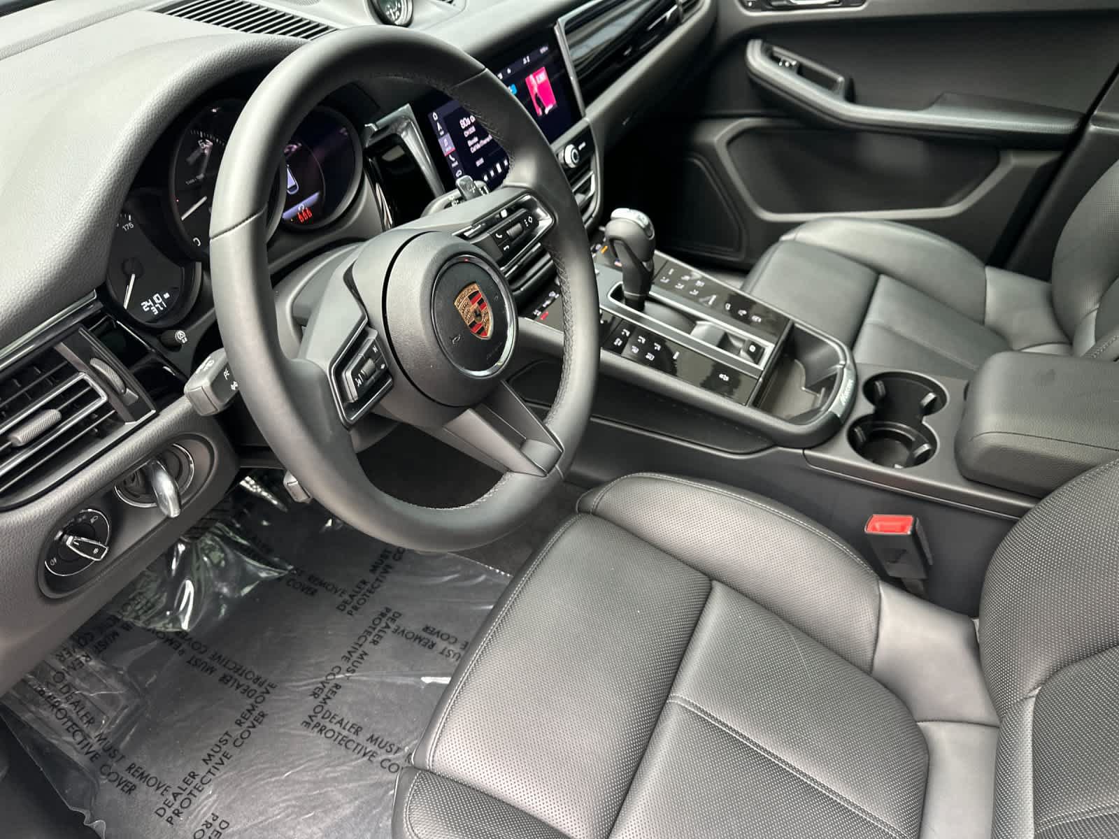 Certified 2025 Porsche Macan AWD/4WD image 4