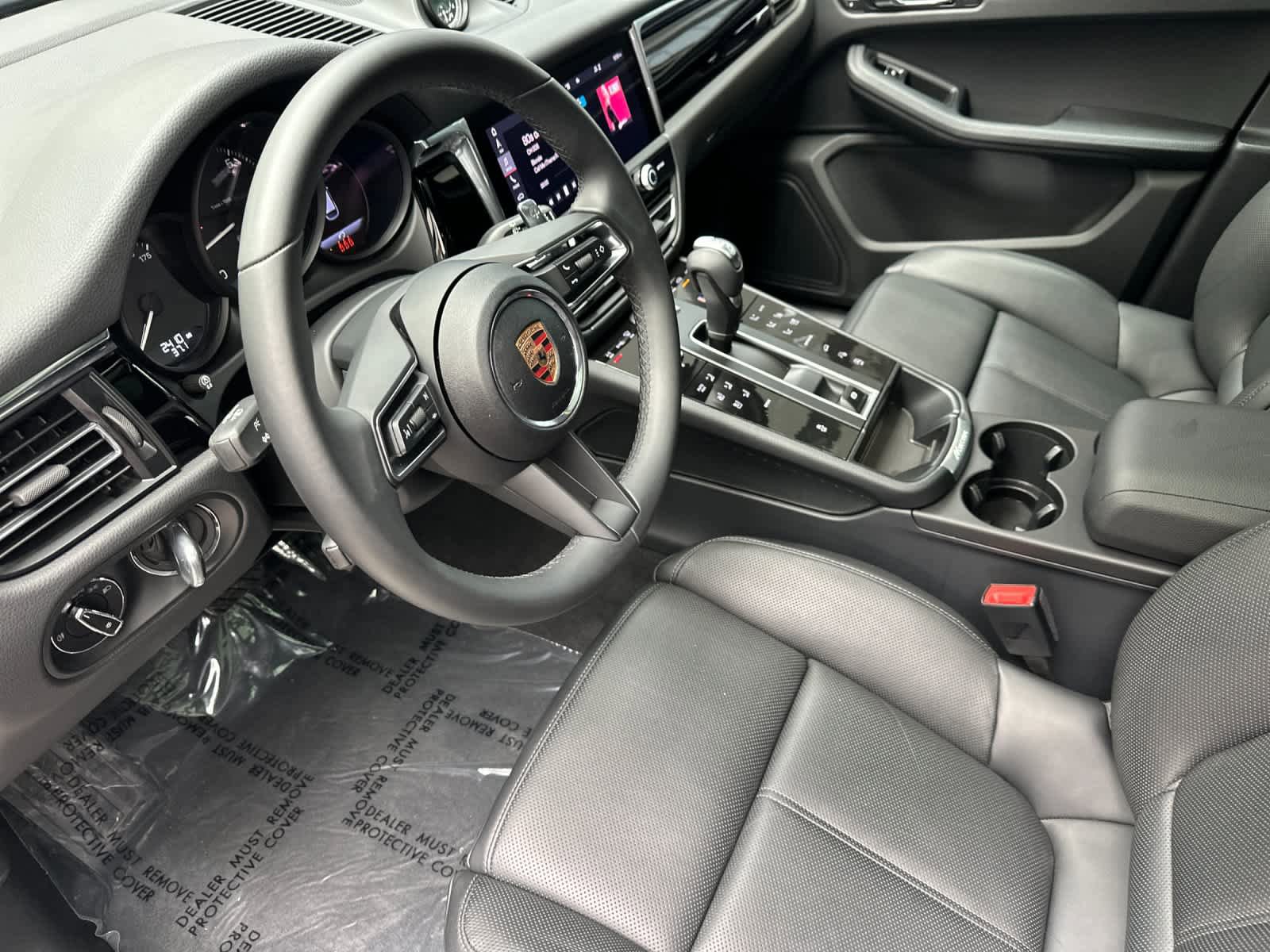 Certified 2025 Porsche Macan AWD/4WD image 4