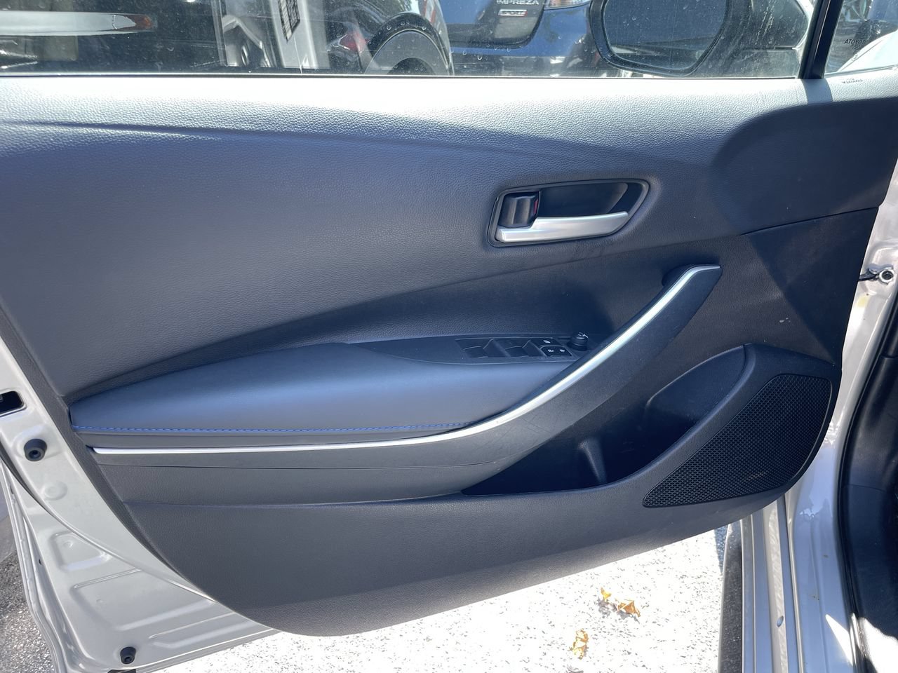 Used 2022 Toyota Corolla SE FWD image 2