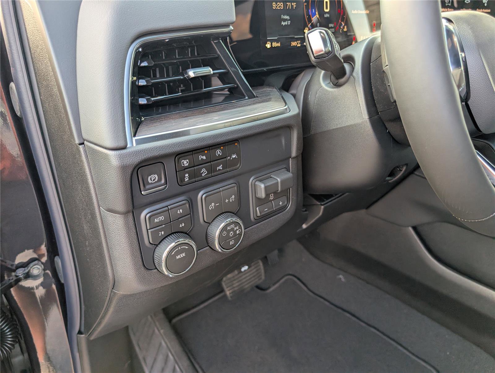 New 2026 Chevrolet Suburban LT w/ Comfort Package AWD/4WD image 21