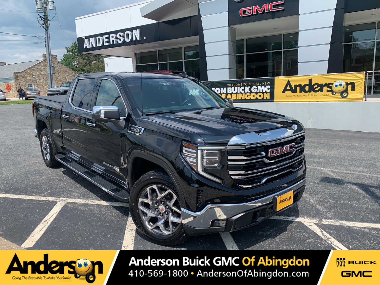 Used 2023 GMC Sierra 1500 SLT w/ SLT Premium Package AWD/4WD image 1