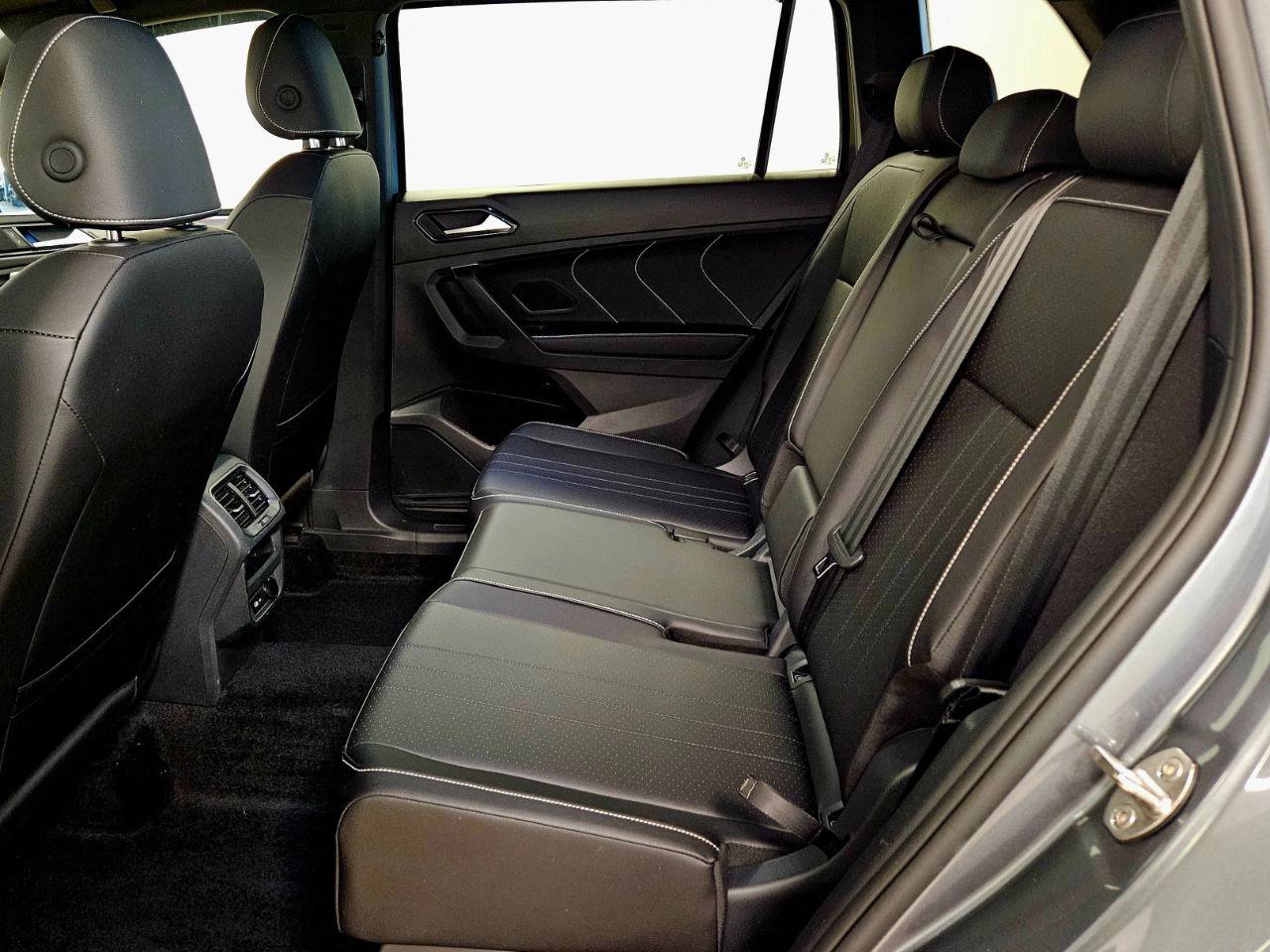 Used 2024 Volkswagen Tiguan SE R-Line image 32