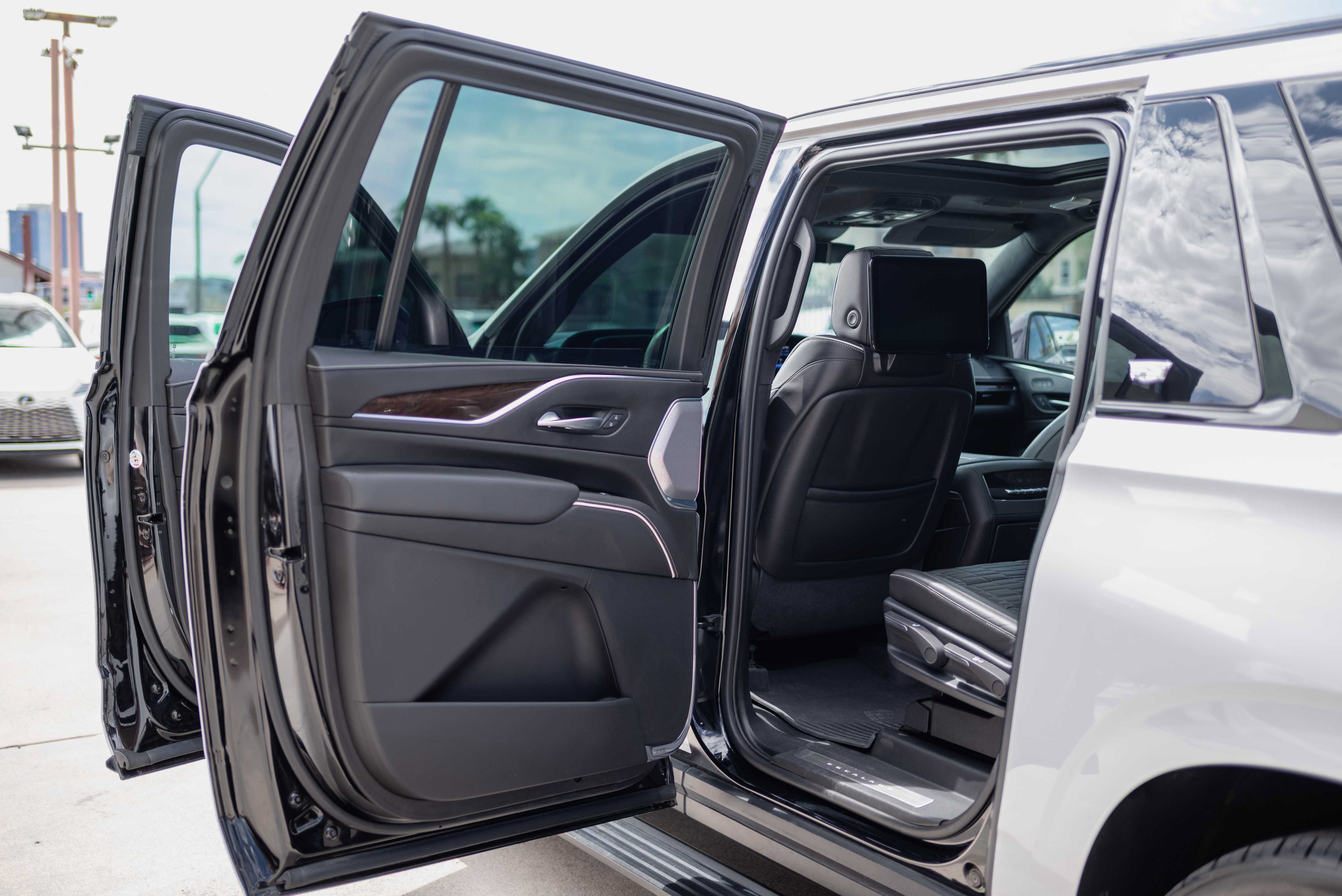 Used 2023 Cadillac Escalade ESV Sport Platinum w/ LPO, ONYX Package AWD/4WD image 9