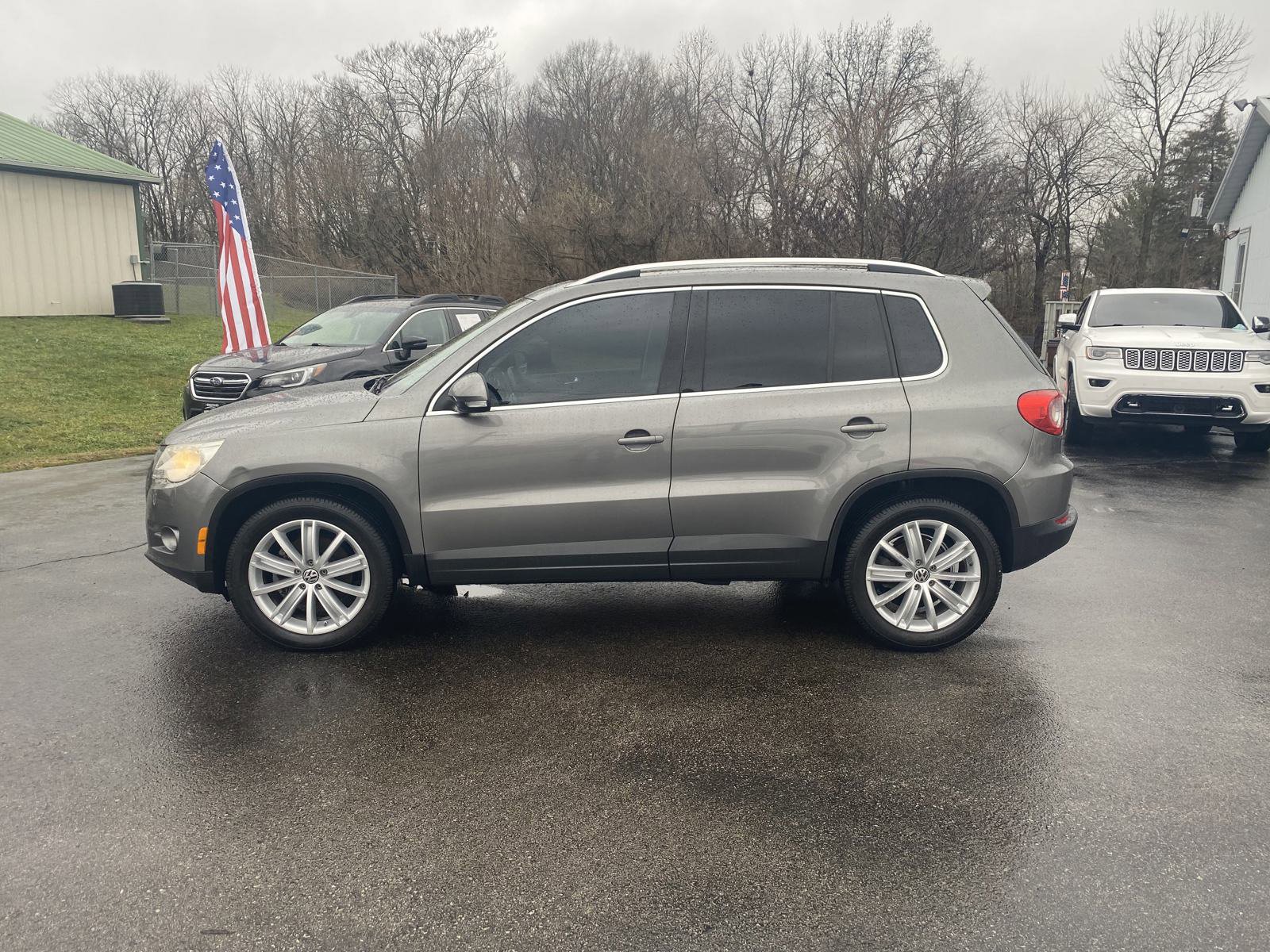 Used 2011 Volkswagen Tiguan SE image 8