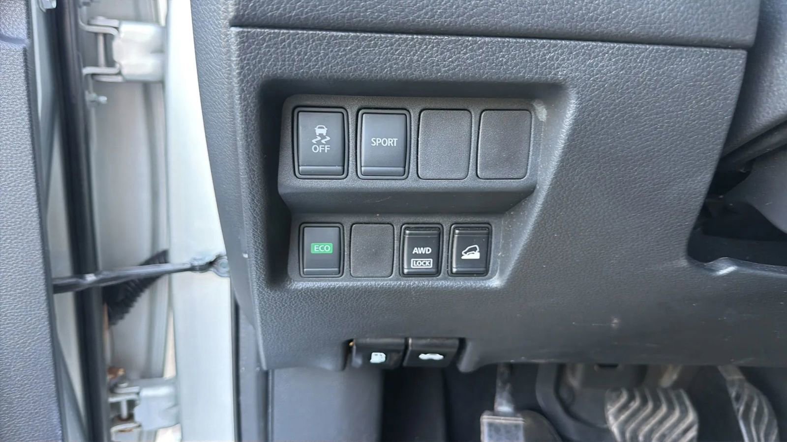 Used 2015 Nissan Rogue SV AWD/4WD image 21