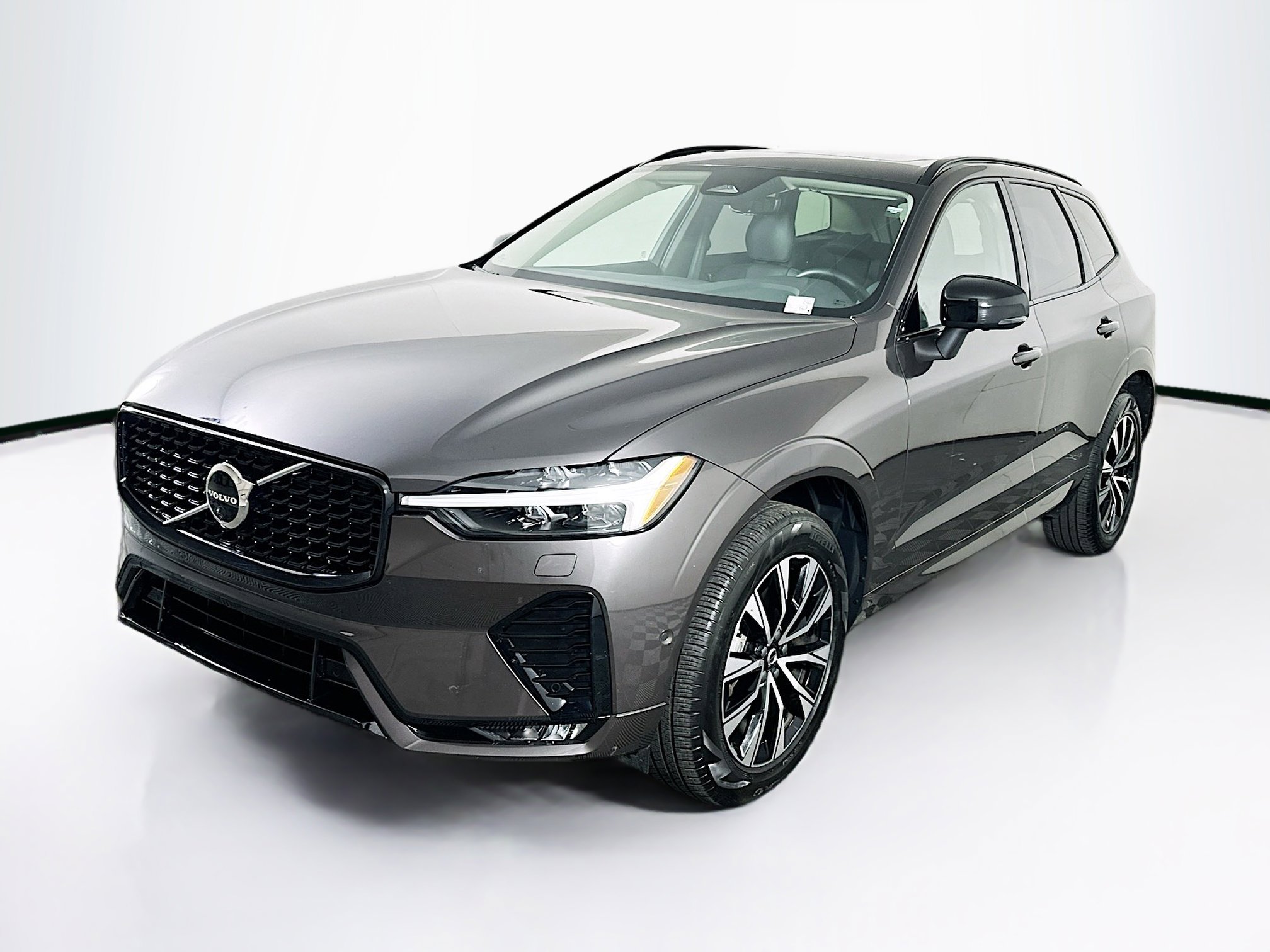 Used 2025 Volvo XC60 B5 Plus image 3