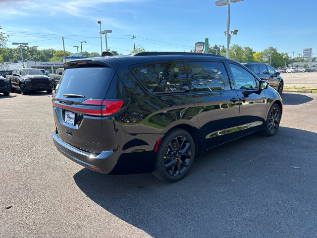 New 2027 Chrysler Pacifica Limited w/ Family Tech Group FWD image 31