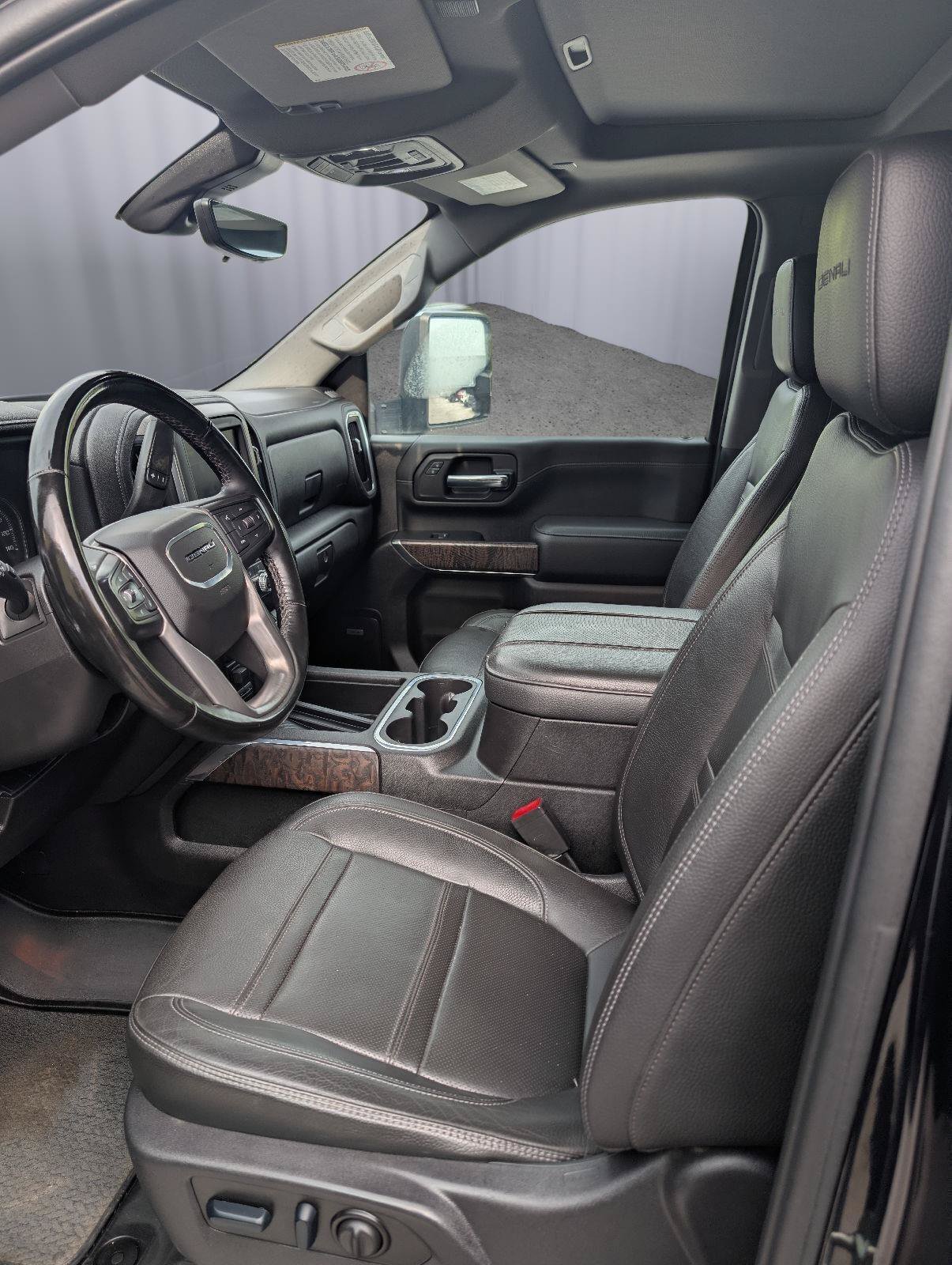 Used 2023 GMC Sierra 2500 Denali w/ Denali Black Diamond Edition AWD/4WD image 19