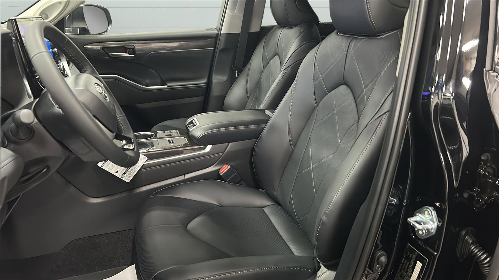 New 2026 Toyota Highlander Platinum image 4