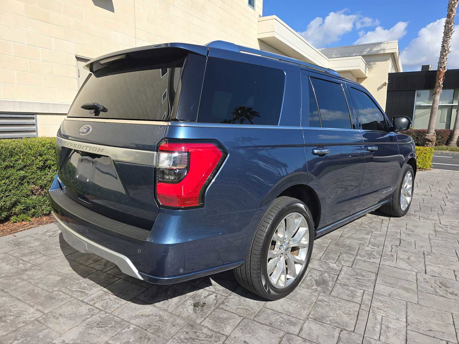 Used 2019 Ford Expedition Platinum image 3