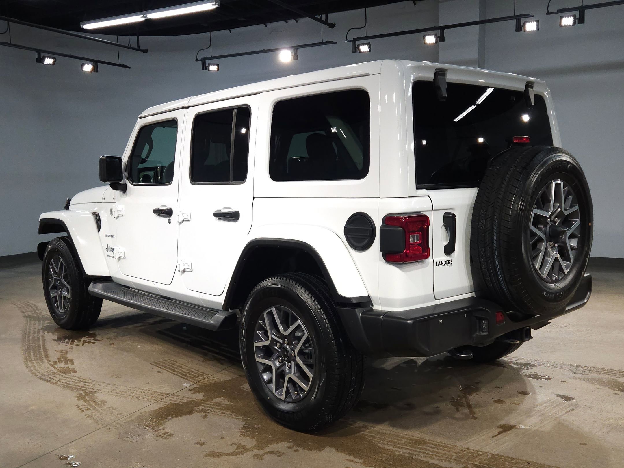 Used 2024 Jeep Wrangler Sahara image 5