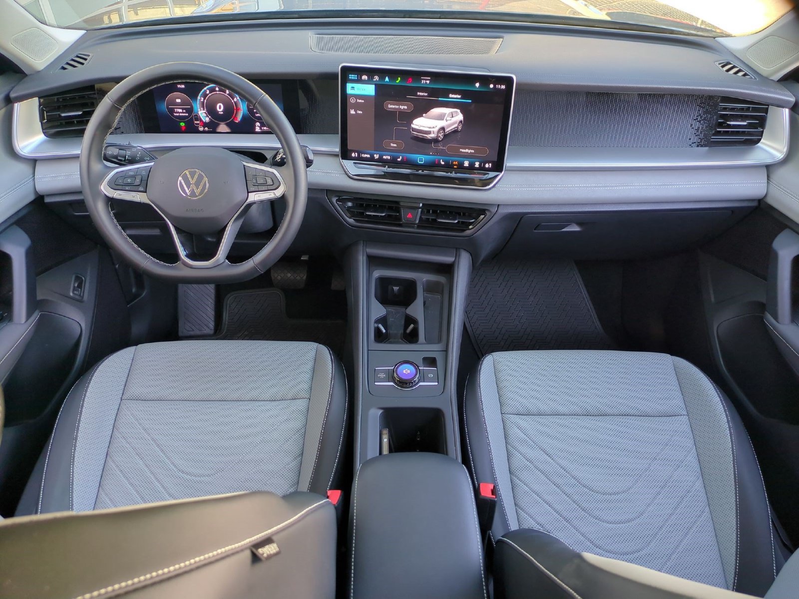 Used 2025 Volkswagen Tiguan SE w/ Panoramic Sunroof Package AWD/4WD image 7