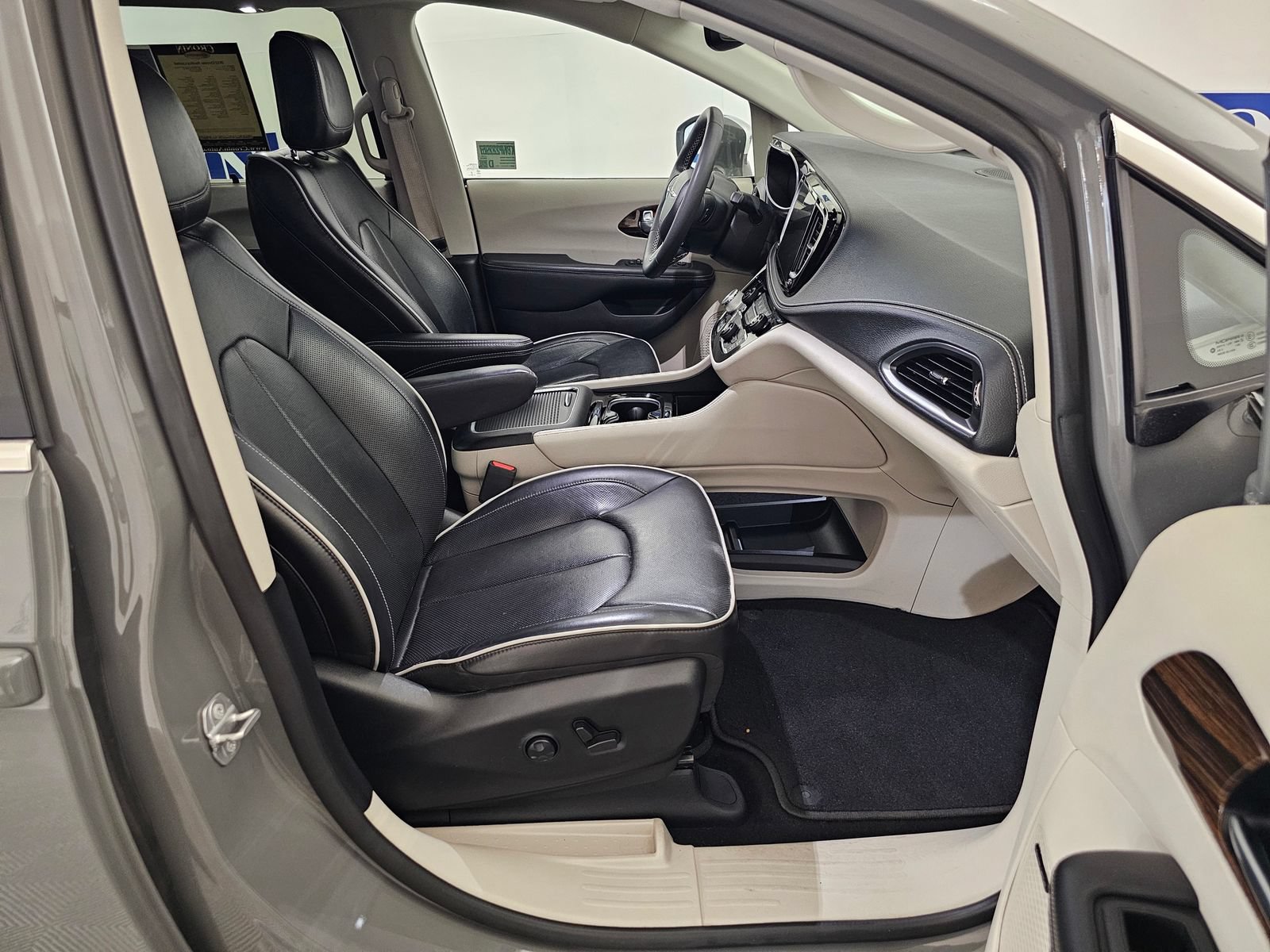 Used 2022 Chrysler Pacifica Limited AWD/4WD image 28