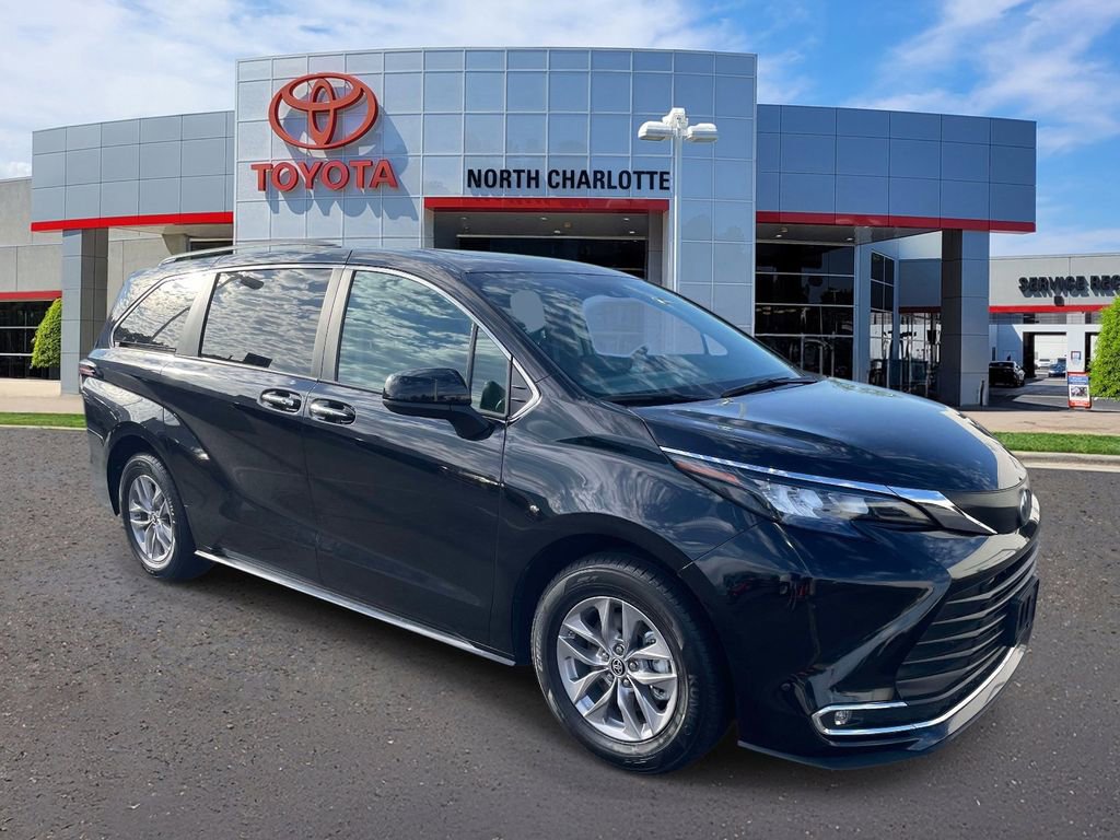 Used 2024 Toyota Sienna XLE FWD image 3