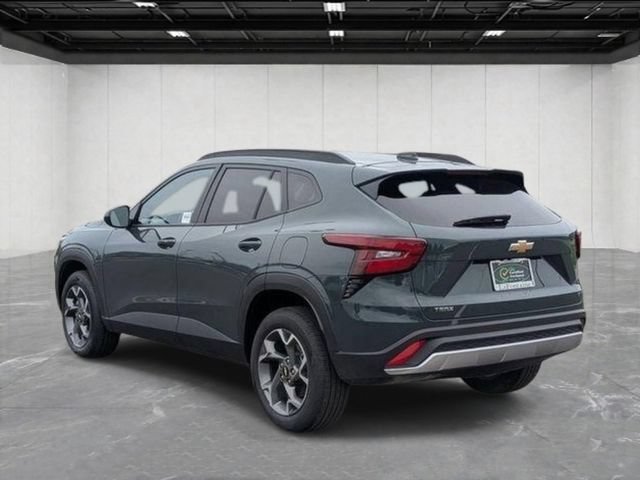 Used 2025 Chevrolet Trax LT w/ LT Convenience Package FWD image 3