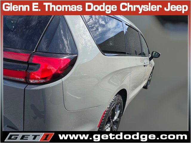 Certified 2023 Chrysler Pacifica Touring-L w/ S Appearance Package image 12