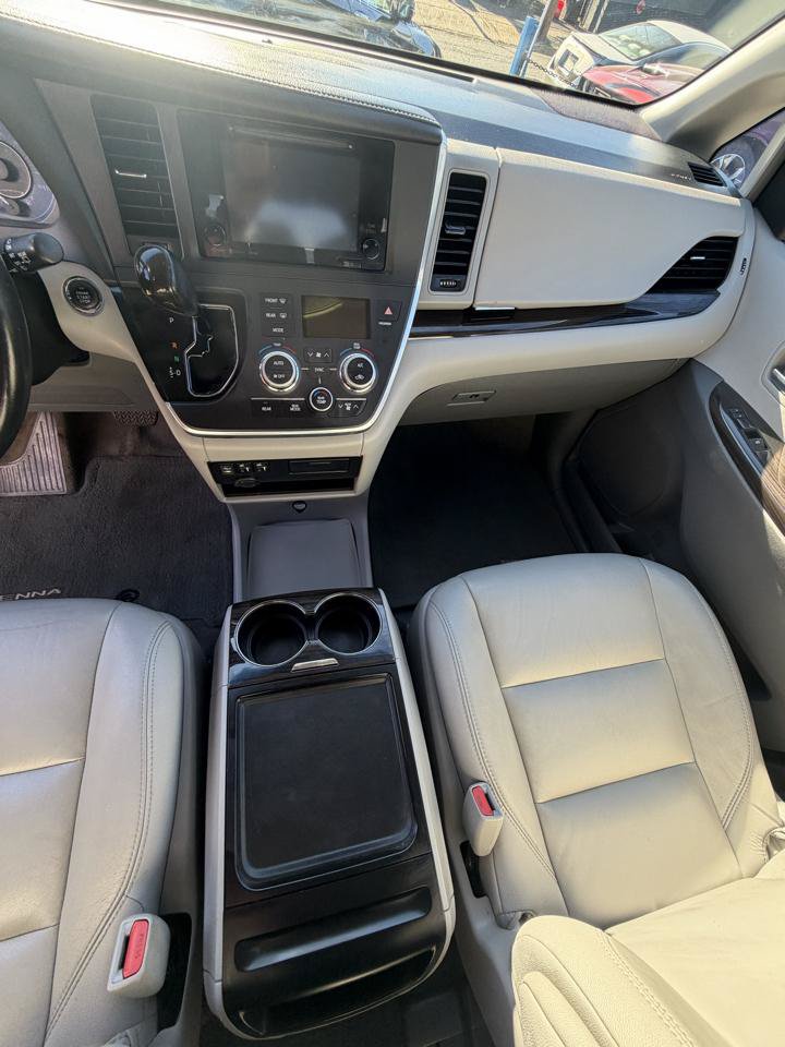 Used 2017 Toyota Sienna XLE w/ XLE Navigation Package FWD image 26