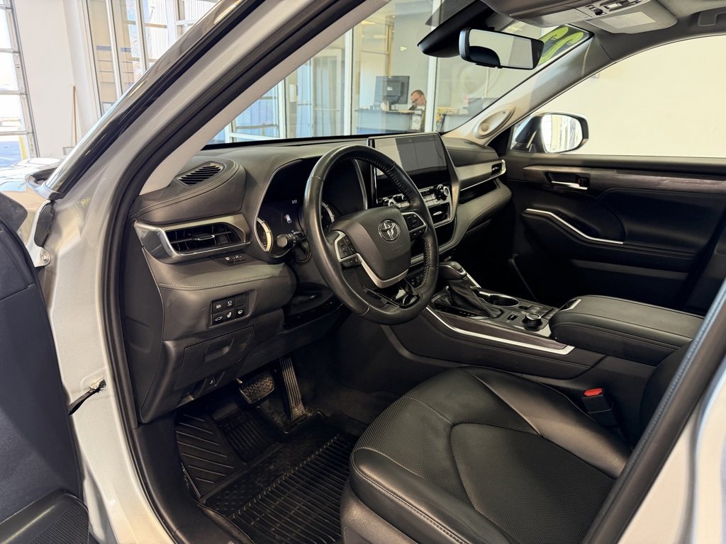 Used 2022 Toyota Highlander Limited image 9