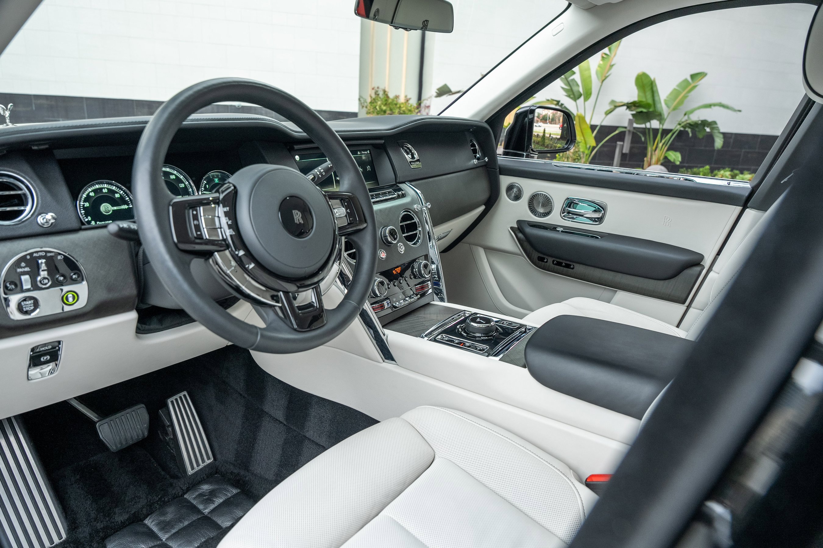 Used 2023 Rolls-Royce Cullinan w/ Cullinan Package image 30