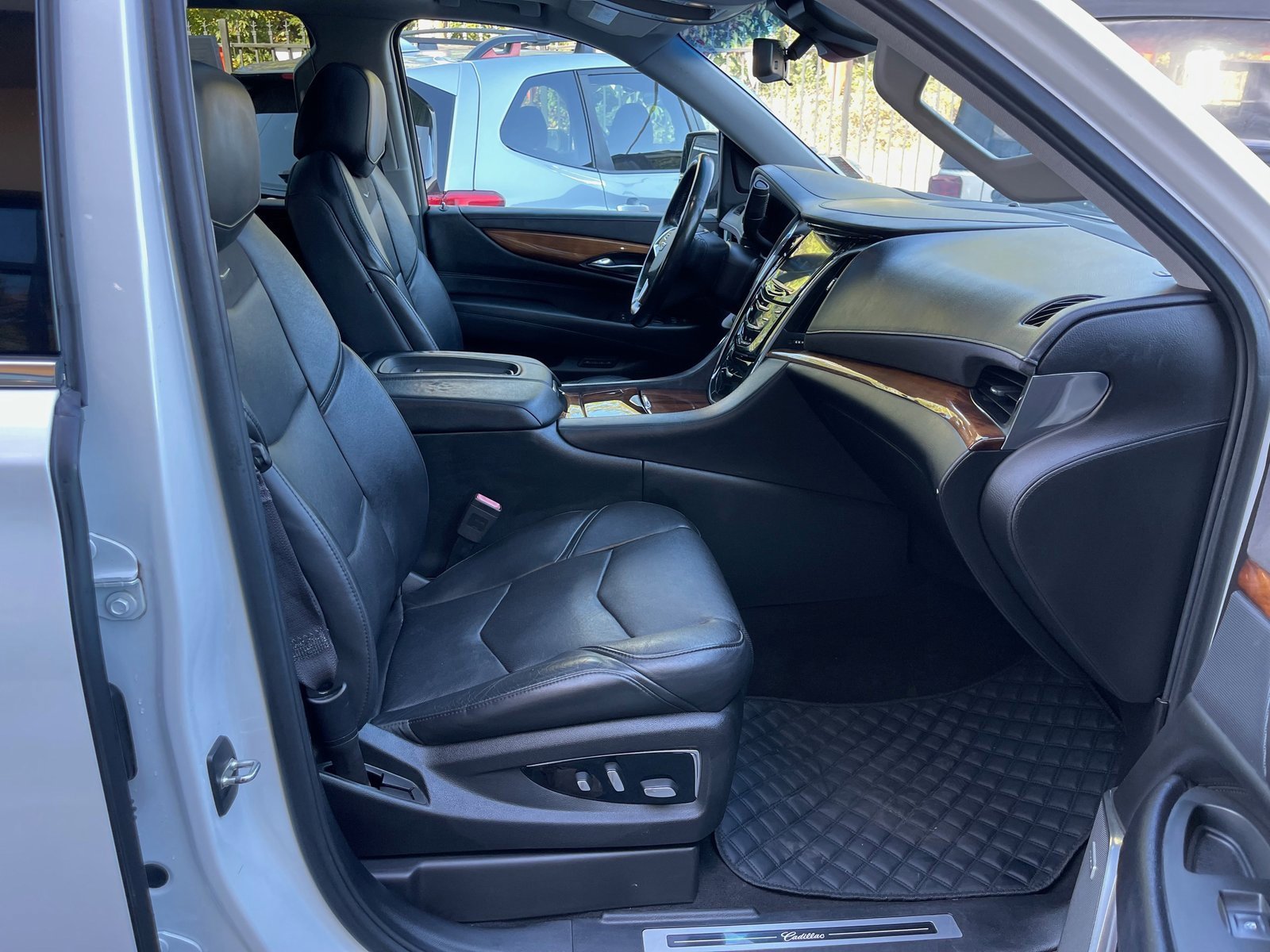 Used 2017 Cadillac Escalade Premium Luxury image 41