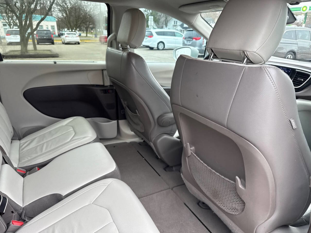 Used 2017 Chrysler Pacifica Touring-L FWD image 33