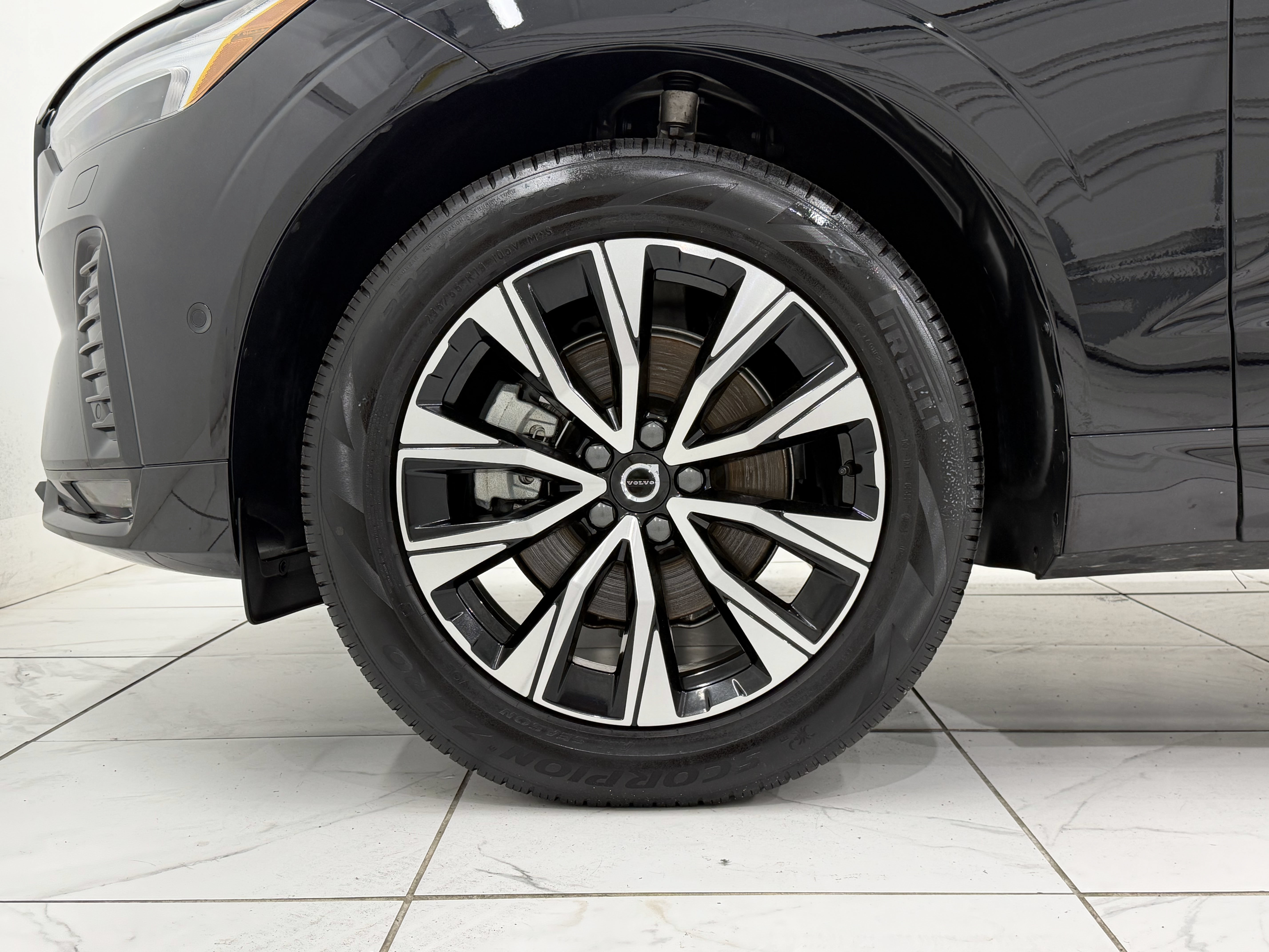 Used 2025 Volvo XC60 B5 Plus w/ Climate Package PRO AWD/4WD image 16