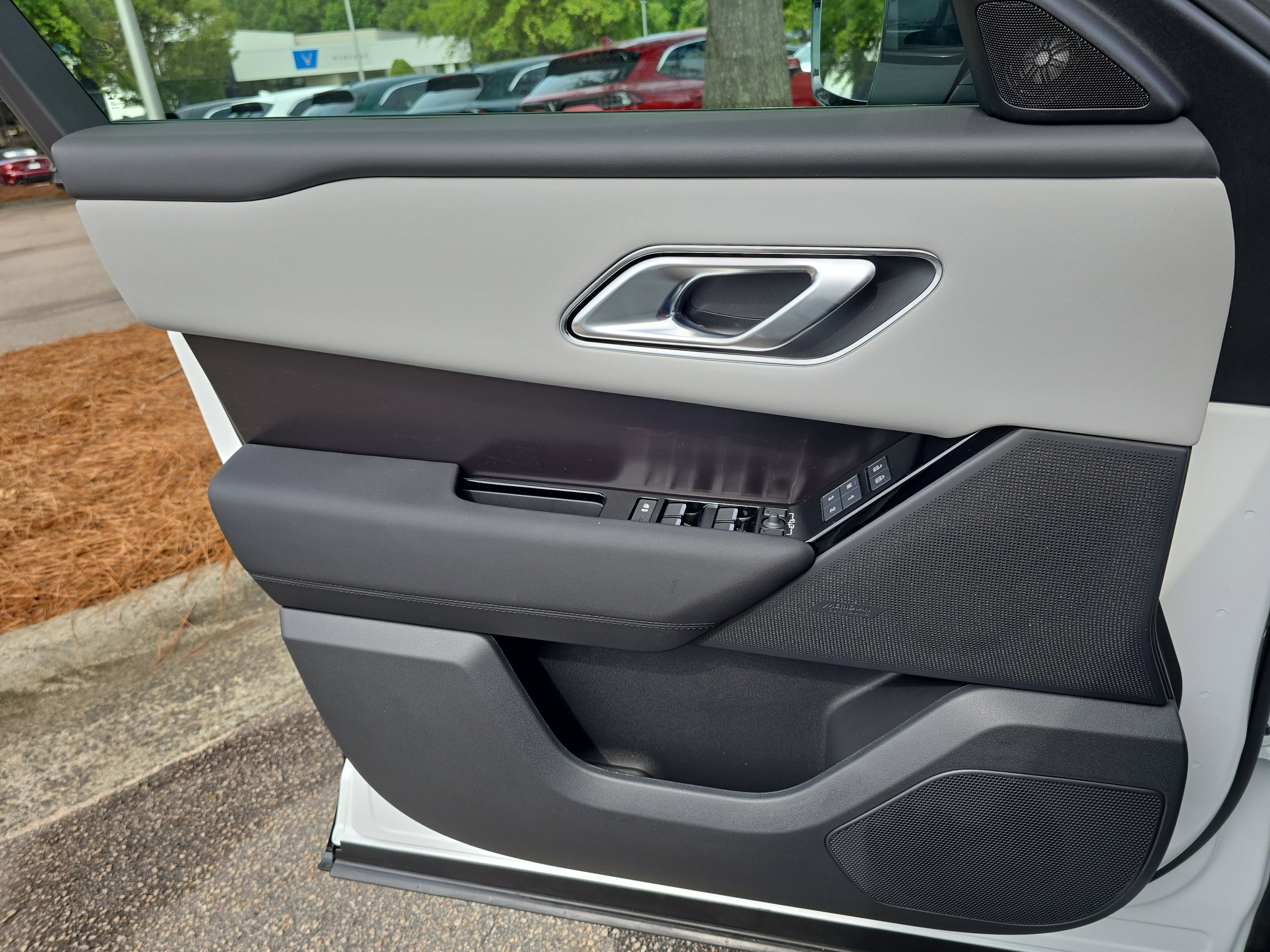 New 2026 Land Rover Range Rover Velar Dynamic SE image 27