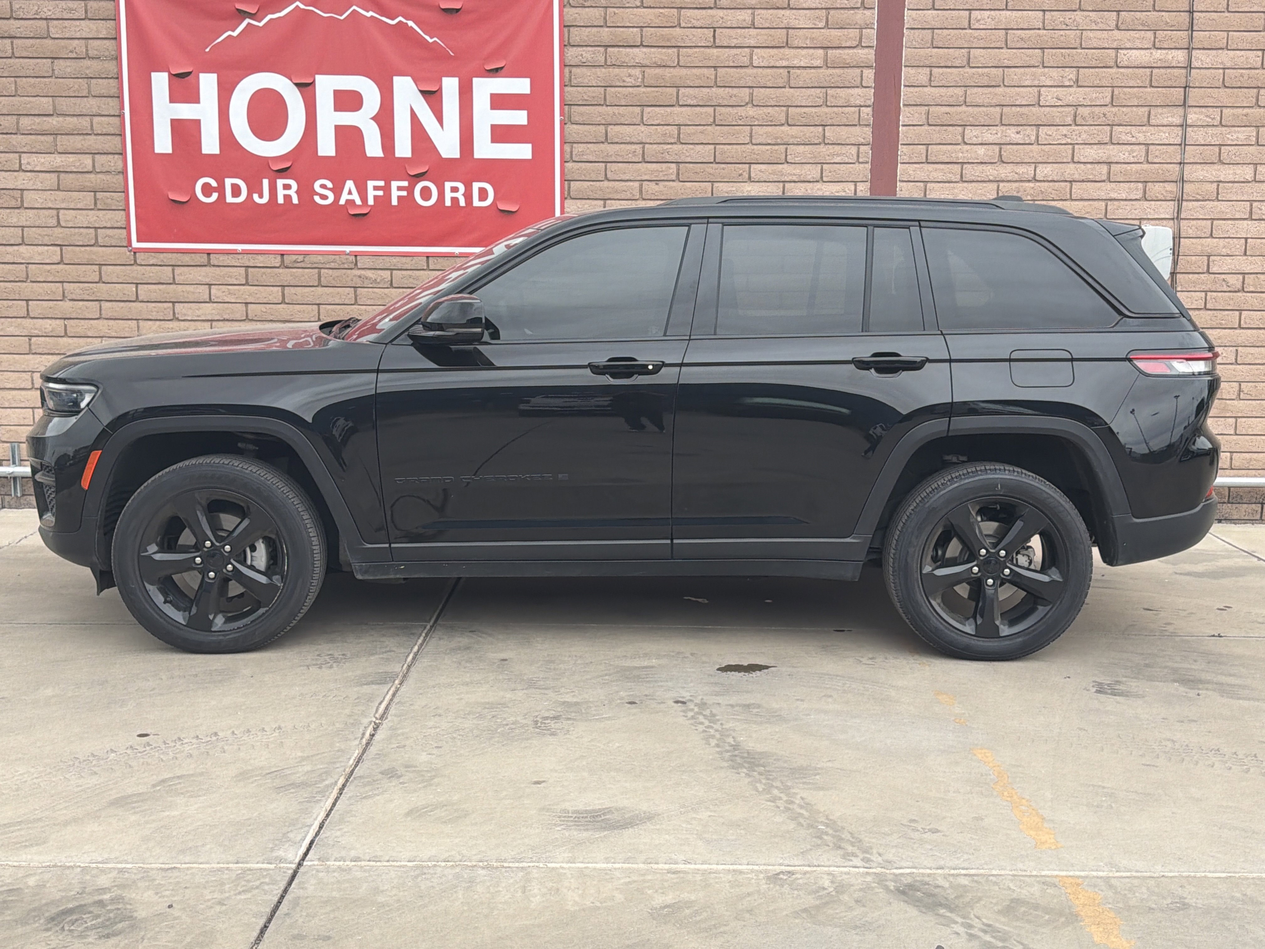 Used 2024 Jeep Grand Cherokee Altitude image 2