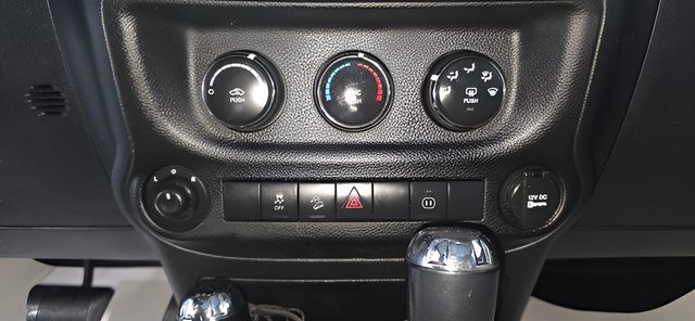 Used 2012 Jeep Wrangler Unlimited Sahara w/ Connectivity Group AWD/4WD image 18