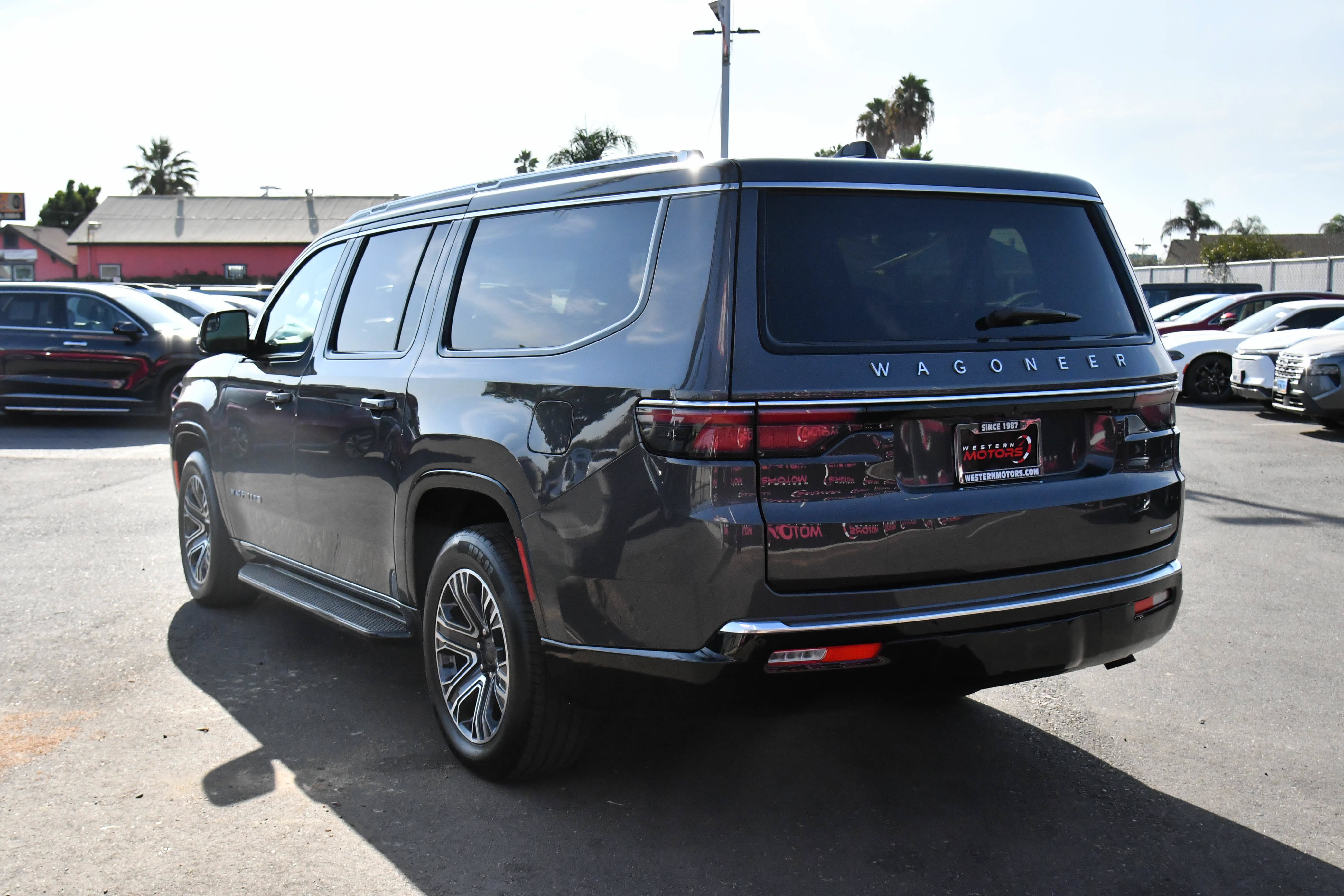 Used 2024 Jeep Wagoneer L Series II RWD image 6