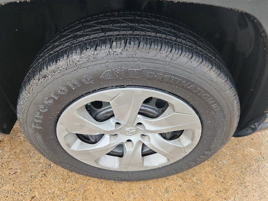 Used 2021 Toyota RAV4 LE image 10