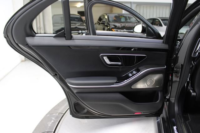 Used 2022 Mercedes-Benz S 500 4MATIC w/ AMG Line Package image 28