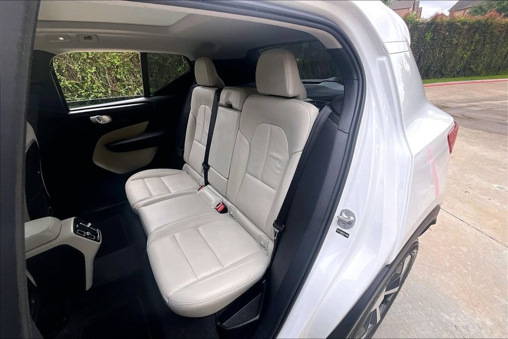 Certified 2026 Volvo XC40 B5 Plus AWD/4WD image 37