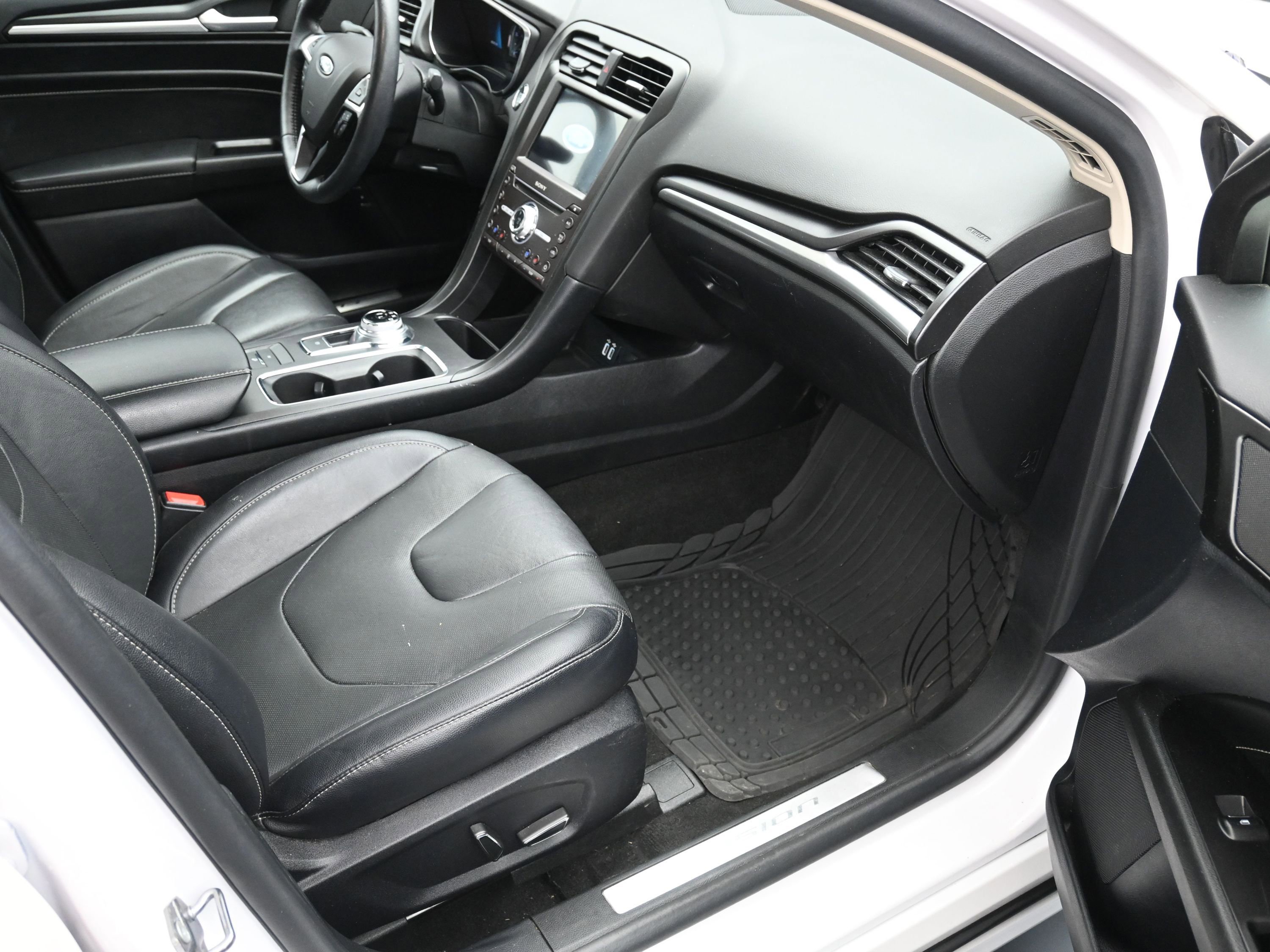 Used 2020 Ford Fusion Energi Titanium FWD image 11