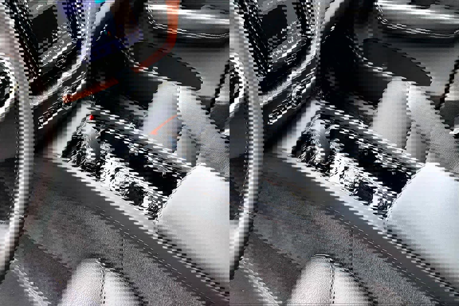 Certified 2024 Volvo XC60 B5 Plus w/ Climate Package image 16