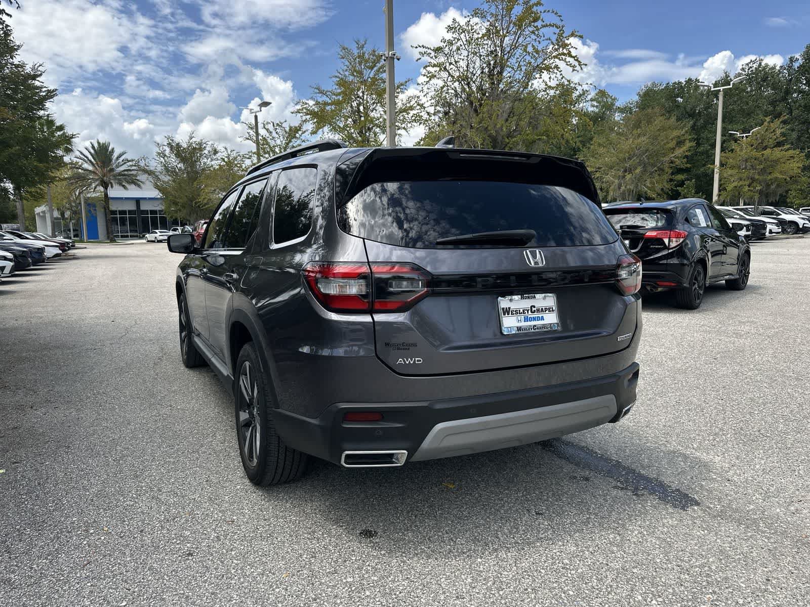 Used 2025 Honda Pilot Touring image 4