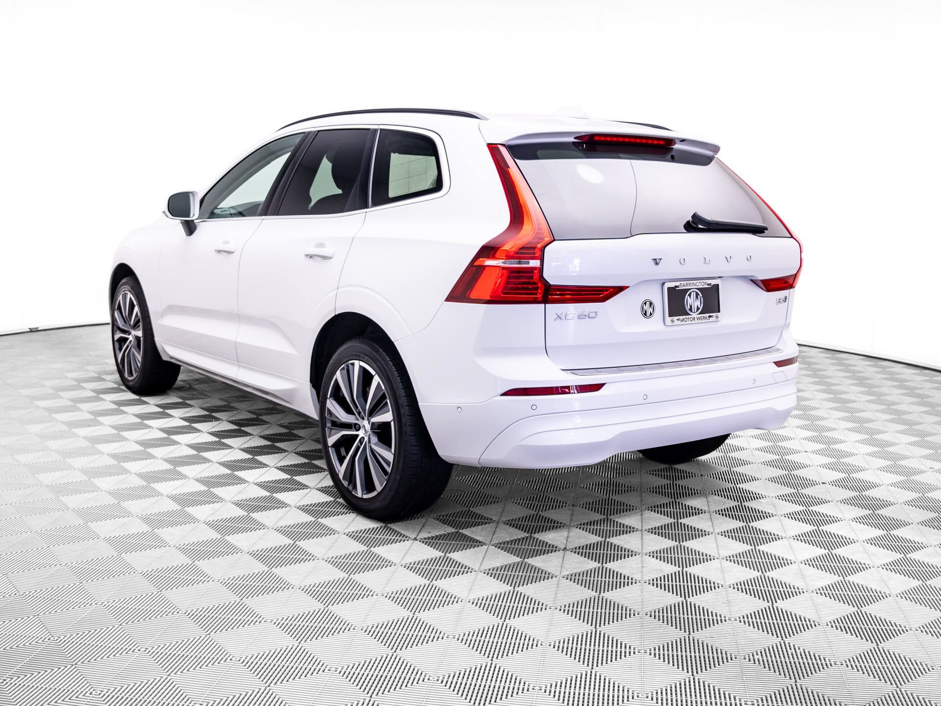 Used 2022 Volvo XC60 B5 Momentum w/ Advanced Package AWD/4WD video 3