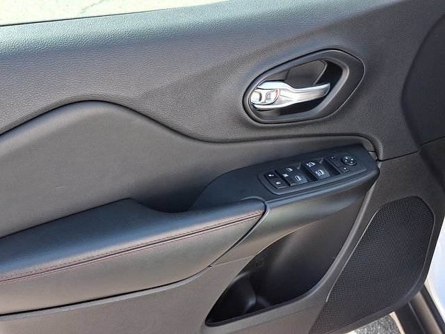 Used 2022 Jeep Cherokee Trailhawk AWD/4WD image 12