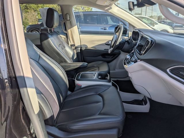 Used 2024 Chrysler Pacifica Touring-L FWD image 32