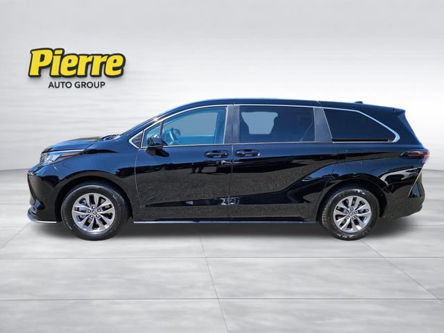 Used 2024 Toyota Sienna LE FWD image 2
