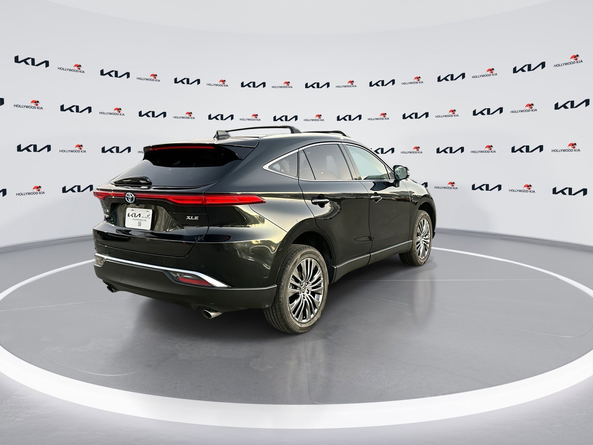 Used 2024 Toyota Venza XLE image 8