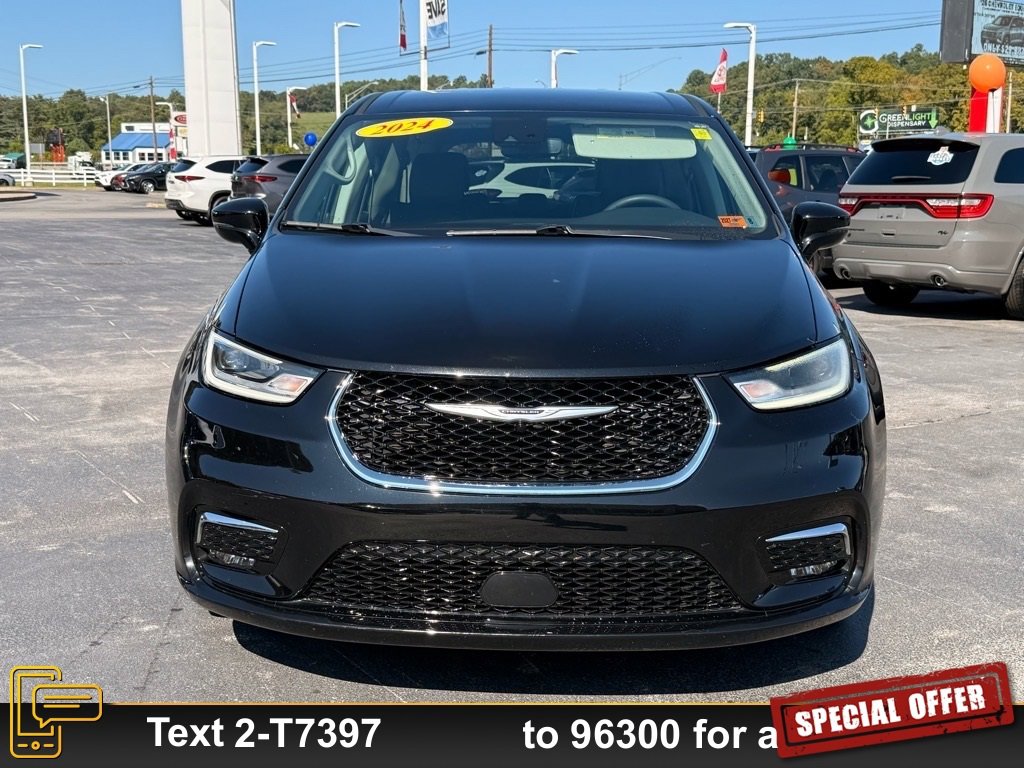Used 2024 Chrysler Pacifica Touring-L image 11