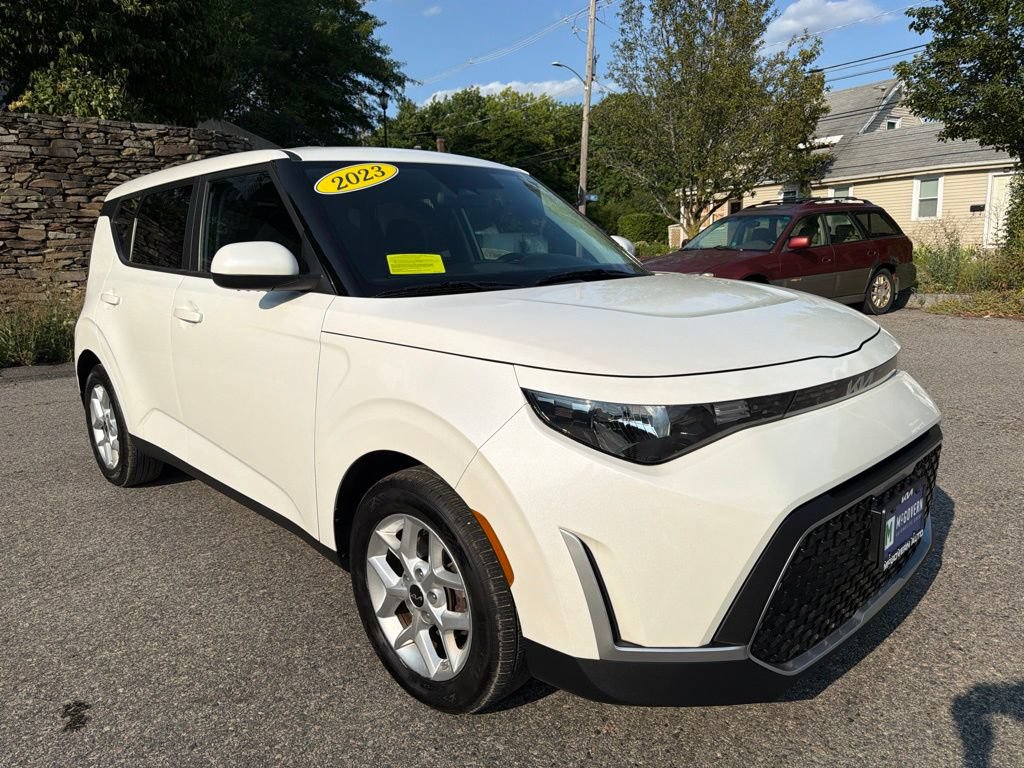 Certified 2023 Kia Soul LX w/ Option Group 015 FWD image 9