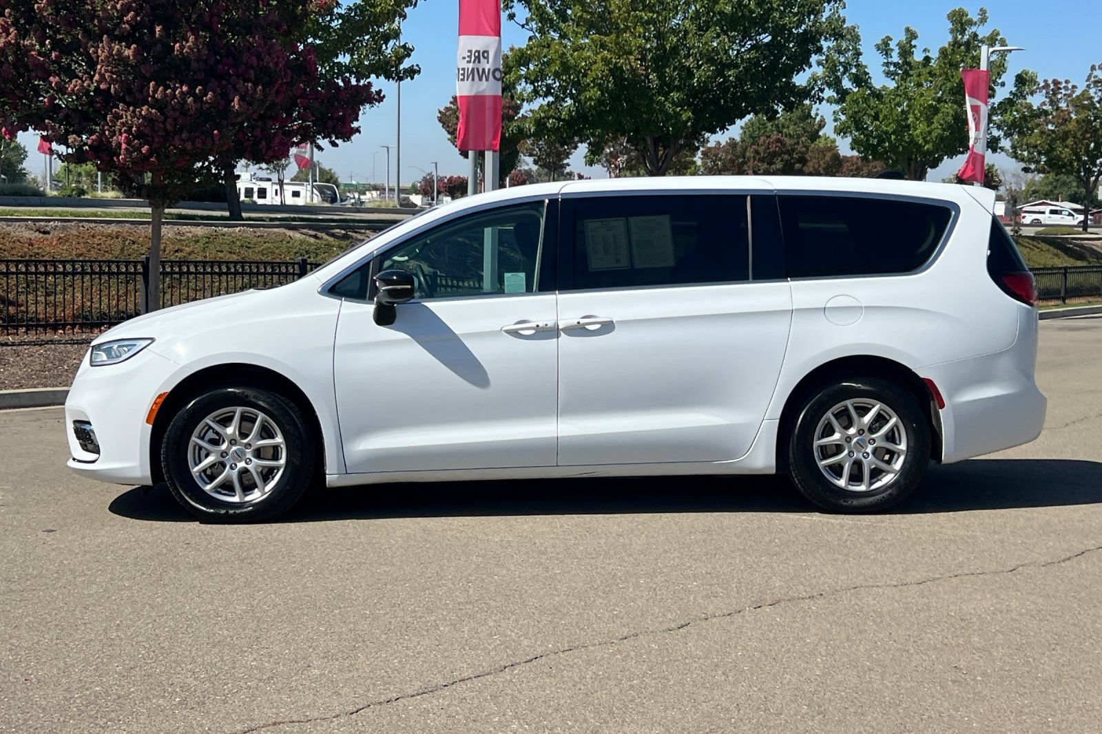 Used 2024 Chrysler Pacifica Touring-L FWD image 7