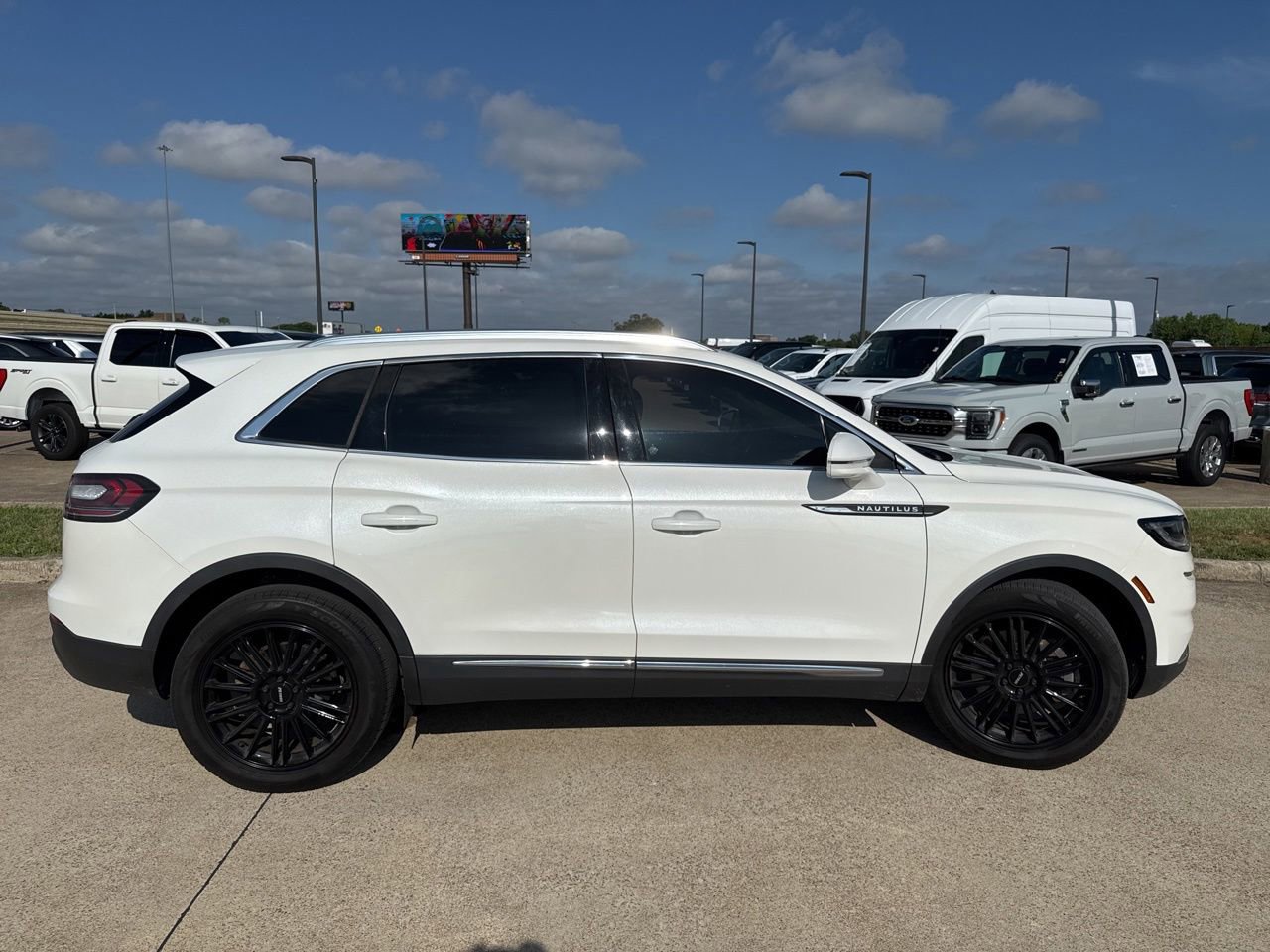 Used 2022 Lincoln Nautilus FWD w/ Premium Package image 17