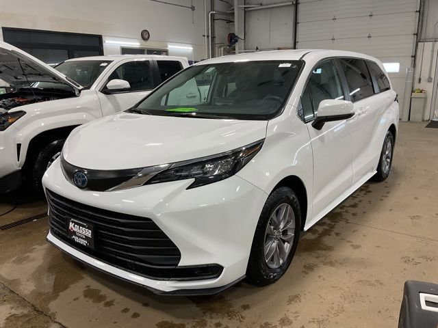Used 2024 Toyota Sienna LE image 3