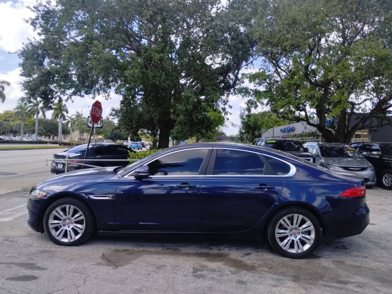 Used 2017 Jaguar XF Premium RWD image 5