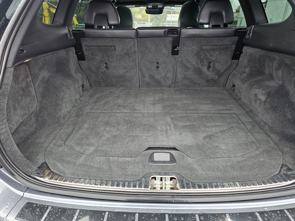 Used 2016 Volvo XC60 T6 R-Design Platinum w/ Climate Package image 14