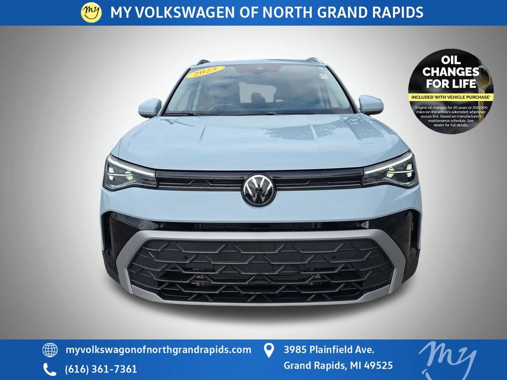 Used 2025 Volkswagen Taos SE w/ Panoramic Sunroof Package AWD/4WD image 3